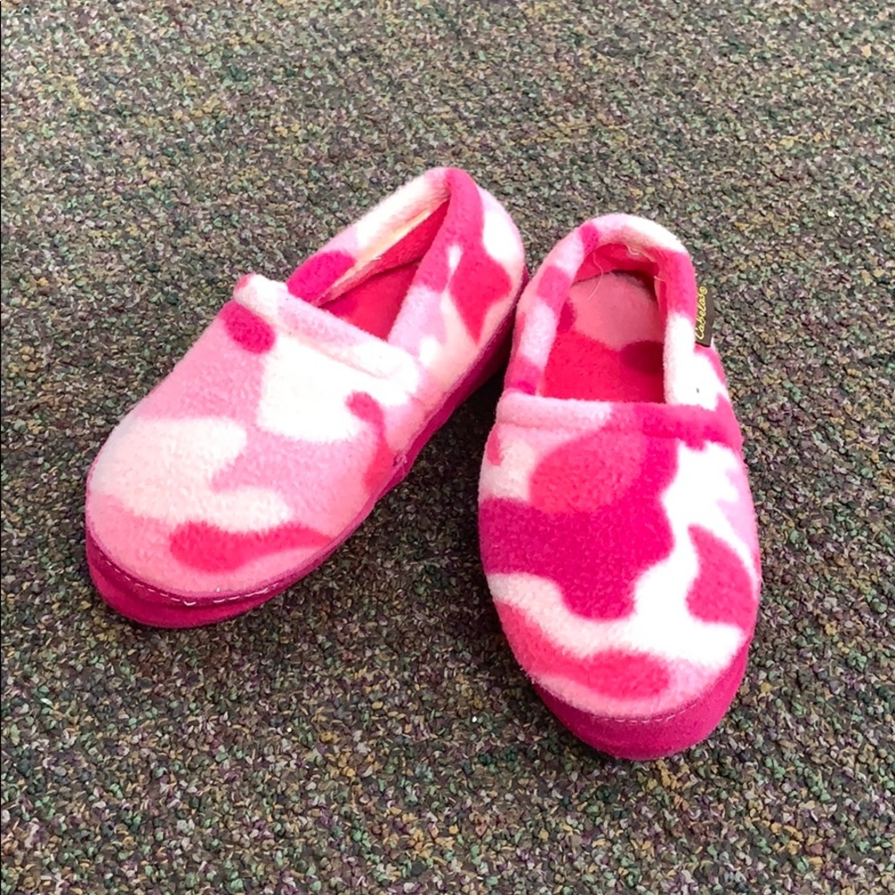 Cabela’s Pink Camo Slippers